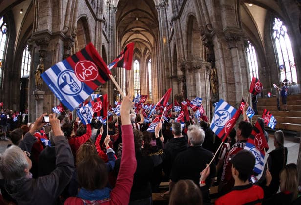 10.05.2026 - Fussball - Saison 2025 2026 - Gottesdienst des 1. FC Nürnberg in der Sebalduskirche St. Sebaldus - Gottesdienst der Freundschaft - Sportfoto Zink DaMa - xdaxmax - Symbolbild Symbolfoto Feature Impression - Gäste Clubfan Clubfans FCN-Fans Fans Schalke Schalkefans schwenken Fahnen von Schalke und Nürnberg *** 10 05 2026 Football season 2025 2026 Church service of 1 FC Nuremberg in the Sebalduskirche St Sebaldus Gottesdienst der Freundschaft Sportfoto Zink DaMa xdaxmax Symbolbild Symbolfoto Feature Impression Guests Clubfan Clubfans FCN Fans Fans Schalke Schalkefans waving flags of Schalke and Nuremberg