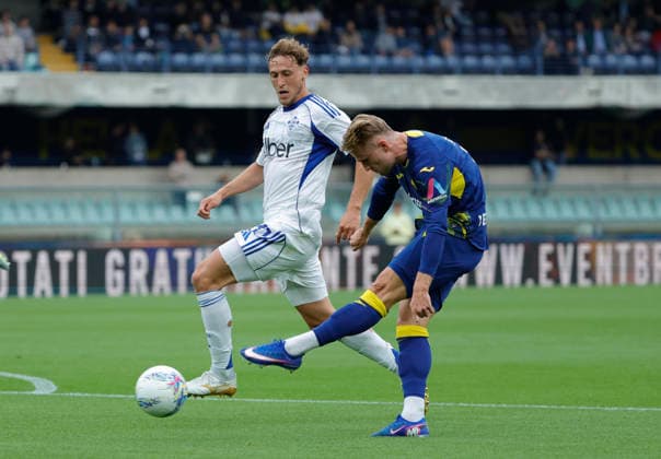 May 10, 2026, Verona, ITALY: Hellas Verona s Martin Frese in action during the Italian Serie A soccer match Hellas Verona FC vs Como 1907 at Marcantonio Bentegodi Stadium in Verona, Italia, 10 May 2026. .ANSA EMANUELE PENNACCHIO. Soccer: Serie A; Hellas Verona FC Vs Como 1907  - ZUMAa110 20260510_zaf_a110_004 Copyright: xEmanuelexPennacchiox