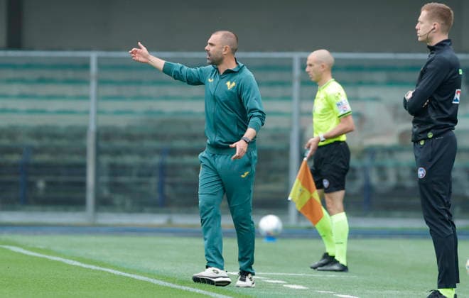 May 10, 2026, Verona, ITALY: Hellas Verona s head coach Paolo Sammarco gestures during the Italian Serie A soccer match Hellas Verona FC vs Como 1907 at Marcantonio Bentegodi Stadium in Verona, Italy, 10 May 2026. .ANSA EMANUELE PENNACCHIO. Soccer: Serie A; Hellas Verona FC Vs Como 1907  - ZUMAa110 20260510_zaf_a110_007 Copyright: xEmanuelexPennacchiox