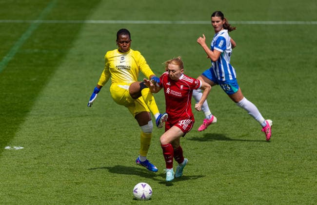Football - Women™s FA Cup - Semi-Final - Liverpool FC Women v Brighton & Hove Albion FC Women ST HELENS, ENGLAND - Sunday, May 10, 2026: Liverpool s Ceri Holland (R) gets past Brighton & Hove Albion s goalkeeper Chiamaka Nnadozie during the Women™s FA Cup Semi-Final match between Liverpool FC Women and Brighton & Hove Albion FC Women at the St Helens Stadium. (Photo by David Rawcliffe Propaganda) ST HELENS St Helens Stadium MERSEYSIDE ENGLAND  Copyright: xPropagandaxPhotoxAgencyx P2026-05-10-Liverpool_W_Brighton_W-20
