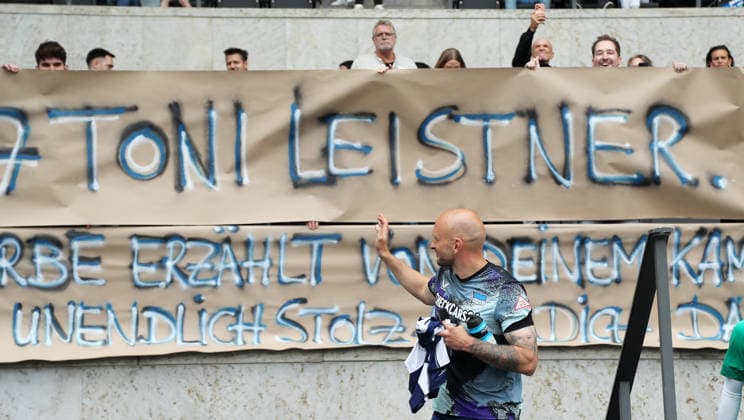 Toni Leistner, poster, banner of the Hertha fans for Toni Leistner Sport Football Soccer DFL 2 Bundesliga Men 33 Matchday Season 2025 2026 10 05 2026 Hertha BSC Berlin vs SpVgg Greuther Fürth DFL regulations prohibit any use of photographs as image sequences and or quasi video