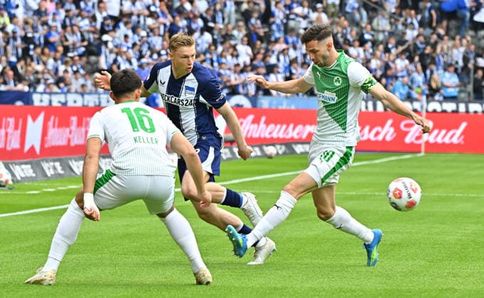 10 05 2026 Soccer Season 2025 2026 2 Soccer Bundesliga 33 Matchday Hertha BSC Berlin SpVgg Greuther Fürth SGF Kleeblatt Sportfoto Zink MeZi xmexzix DFL regulations prohibit any use of photographs as image sequences and or quasi video only for editorial use Julian Eitschberger 2, Hertha BSC Berlin Branimir Hrgota 10, SpVgg Greuther Fürth, rechts