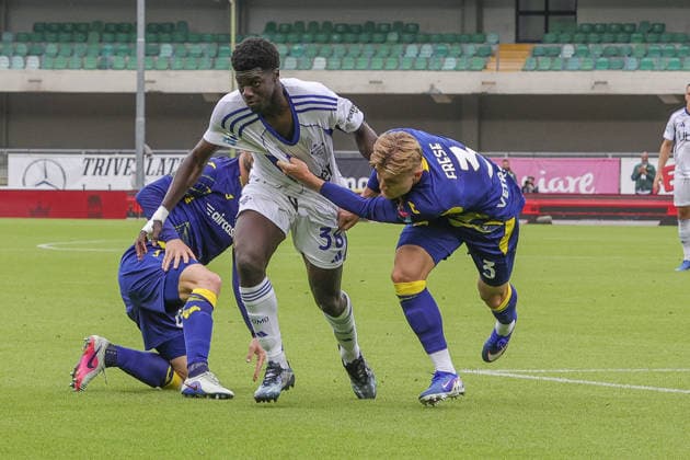 IPA84540249 - Martin Frese of Hellas Verona FC battle for the ball with Assane Diao of Como 1907 and Roberto Gagliardini of Hellas Verona FC during Hellas Verona FC vs Como 1907, 36° Serie A Enilive 2025-26 game at Marcantonio Bentegodi stadium in Verona (VR), Italy, on May 10, 2026.  Copyright: xDavidexCasentini IPAxSportx xx 84540249