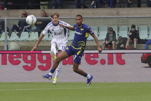IPA84540254 - Jesus Rodriguez of Como 1907 competes for the ball with Rafik Belghali of Hellas Verona FC during Hellas Verona FC vs Como 1907, 36° Serie A Enilive 2025-26 game at Marcantonio Bentegodi stadium in Verona (VR), Italy, on May 10, 2026.  Copyright: xDavidexCasentini IPAxSportx xx 84540254
