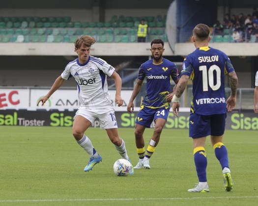 IPA84540255 - Nicolas Paz Martinez Nico Paz of Como 1907 play the ball during Hellas Verona FC vs Como 1907, 36° Serie A Enilive 2025-26 game at Marcantonio Bentegodi stadium in Verona (VR), Italy, on May 10, 2026.  Copyright: xDavidexCasentini IPAxSportx xx 84540255
