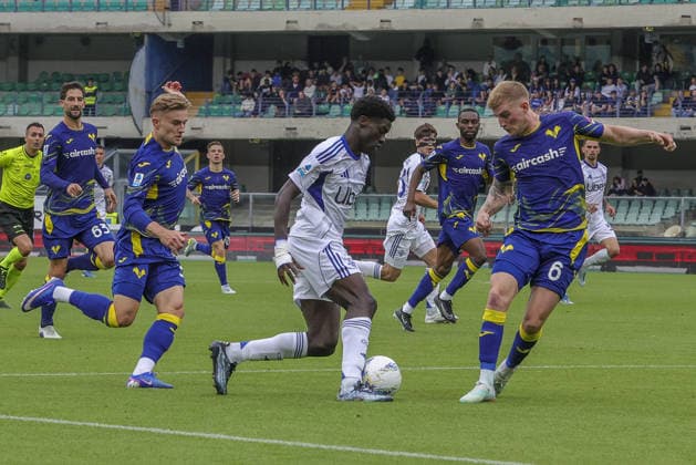IPA84540275 - Assane Diao of Como 1907 competes for the ball with Nicolás Valentini of Hellas Verona FC and Martin Frese of Hellas Verona FC during Hellas Verona FC vs Como 1907, 36° Serie A Enilive 2025-26 game at Marcantonio Bentegodi stadium in Verona (VR), Italy, on May 10, 2026.  Copyright: xDavidexCasentini IPAxSportx xx 84540275