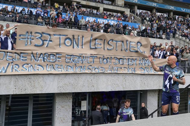 10 05 2025, xtgx, Soccer 2 Bundesliga, Hertha BSC Berlin SpVgg Greuther Fürth emspor, v l Toni Leistner Hertha, 37 Thanks to the fans DFL DFB REGULATIONS PROHIBIT ANY USE OF PHOTOGRAPHS as IMAGE SEQUENCES and or QUASI VIDEO Berlin