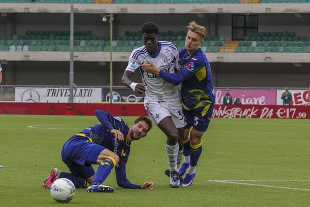 IPA84540261 - Martin Frese of Hellas Verona FC battle for the ball with Assane Diao of Como 1907 and Roberto Gagliardini of Hellas Verona FC during Hellas Verona FC vs Como 1907, 36° Serie A Enilive 2025-26 game at Marcantonio Bentegodi stadium in Verona (VR), Italy, on May 10, 2026.  Copyright: xDavidexCasentini IPAxSportx xx 84540261