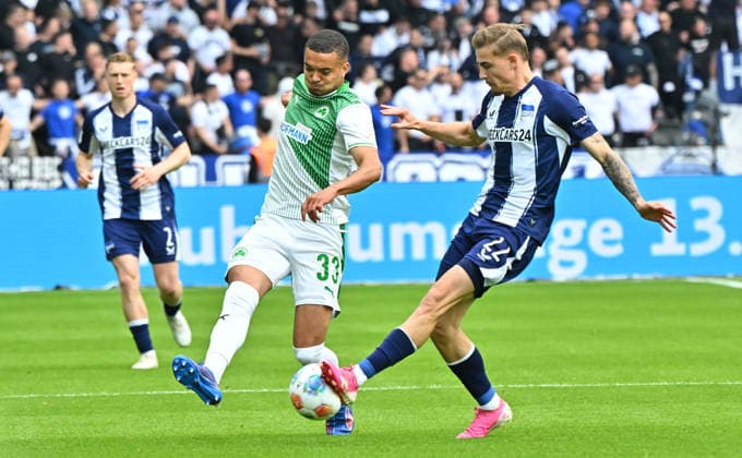 10 05 2026 Soccer Season 2025 2026 2 Soccer Bundesliga 33 Matchday Hertha BSC Berlin SpVgg Greuther Fürth SGF Kleeblatt Sportfoto Zink MeZi xmexzix DFL regulations prohibit any use of photographs as image sequences and or quasi video only for editorial use Maximilian Solomon Dietz 33, SpVgg Greuther Fürth Marten Winkler 22, Hertha BSC Berlin, rechts