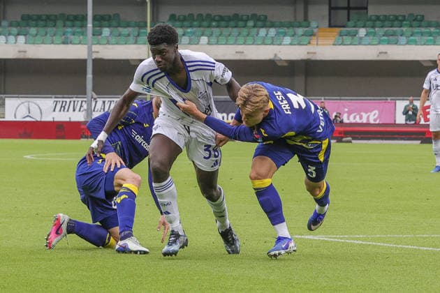 CALCIO - Serie A - Hellas Verona FC vs Como 1907 Photo by IPA ABACAPRESS.COM84540249 - Martin Frese of Hellas Verona FC battle for the ball with Assane Diao of Como 1907 and Roberto Gagliardini of Hellas Verona FC during Hellas Verona FC vs Como 1907, 36° Serie A Enilive 2025-26 game at Marcantonio Bentegodi stadium in Verona (VR), Italy, on May 10, 2026. Verona Italy  Copyright: xIPAxSport ABACAx
