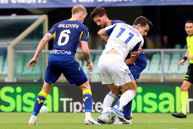 Como™s Anastasios Douvikas Verona™s Roberto Gagliardini during the Serie A soccer match between Hellas Verona and Como at the Bentegodi Stadium in Verona, north west Italy - Sunday , May 10 , 2026. - Soccer .  Copyright: xPaolaxGarbuio Lapressex