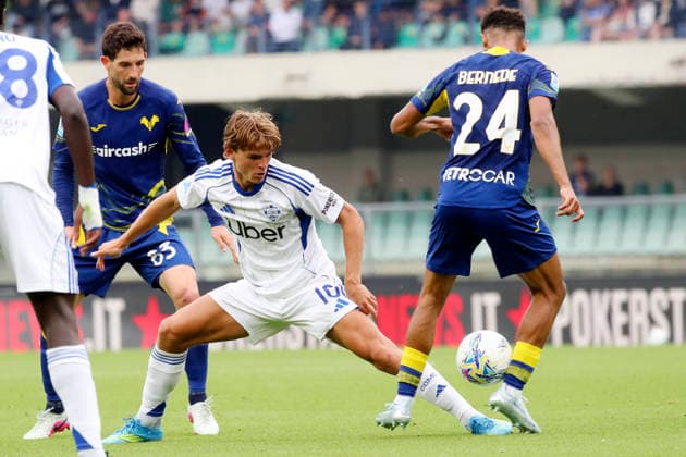 Como™s Nico Paz , Verona™s Antoine Bernede during the Serie A soccer match between Hellas Verona and Como at the Bentegodi Stadium in Verona, north west Italy - Sunday , May 10 , 2026. - Soccer .  Copyright: xPaolaxGarbuio Lapressex