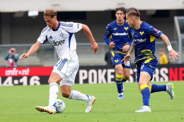 Como™s Jesus Rodriguez , Verona™s Tomas Suslov during the Serie A soccer match between Hellas Verona and Como at the Bentegodi Stadium in Verona, north west Italy - Sunday , May 10 , 2026. - Soccer .  Copyright: xPaolaxGarbuio Lapressex