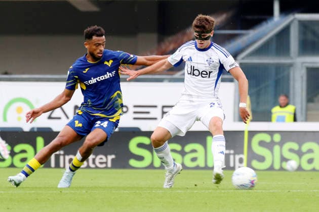 Como™s Maximo Perrone Verona™s Antoine Bernede during the Serie A soccer match between Hellas Verona and Como at the Bentegodi Stadium in Verona, north west Italy - Sunday , May 10 , 2026. - Soccer .  Copyright: xPaolaxGarbuio Lapressex