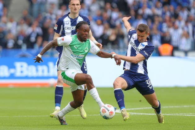 10 05 2025, xtgx, Soccer 2 Bundesliga, Hertha BSC Berlin SpVgg Greuther Fürth emspor, v l Noel Futkeu Fürth, 9 , Paul Seguin Hertha, 30 duel, duel, fight, tackle DFL DFB REGULATIONS PROHIBIT ANY USE OF PHOTOGRAPHS as IMAGE SEQUENCES and or QUASI VIDEO Berlin