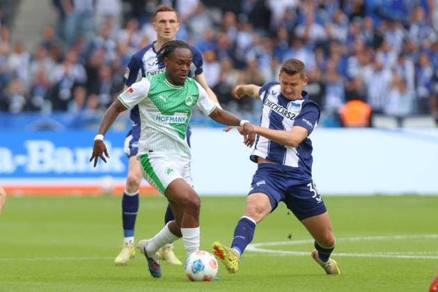 10 05 2025, xtgx, Soccer 2 Bundesliga, Hertha BSC Berlin SpVgg Greuther Fürth emspor, v l Noel Futkeu Fürth, 9 , Paul Seguin Hertha, 30 duel, duel, fight, tackle DFL DFB REGULATIONS PROHIBIT ANY USE OF PHOTOGRAPHS as IMAGE SEQUENCES and or QUASI VIDEO Berlin