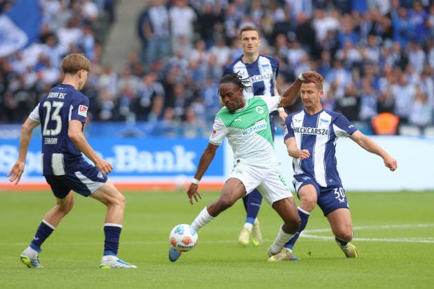 10 05 2025, xtgx, Soccer 2 Bundesliga, Hertha BSC Berlin SpVgg Greuther Fürth emspor, v l Noel Futkeu Fürth, 9 , Paul Seguin Hertha, 30 duel, duel, fight, tackle DFL DFB REGULATIONS PROHIBIT ANY USE OF PHOTOGRAPHS as IMAGE SEQUENCES and or QUASI VIDEO Berlin