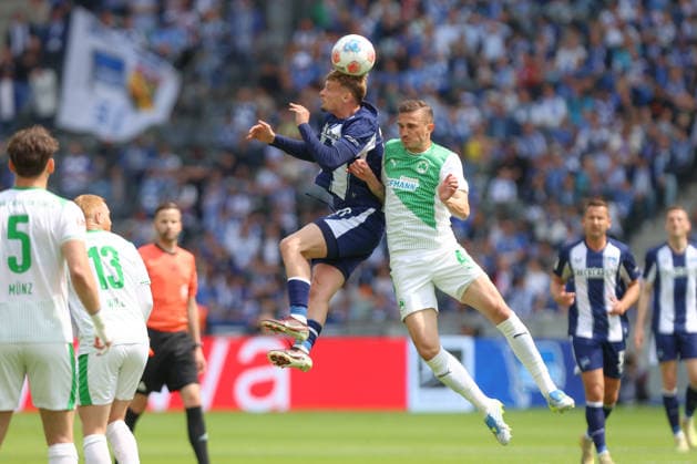 10 05 2025, xtgx, Fußball 2 Bundesliga, Hertha BSC Berlin SpVgg Greuther Fürth emspor, v l Michael Cuisance Hertha, 10 , Philipp Ziereis Fürth, 4 Zweikampf, Duell, Kampf, tackle DFL DFB REGULATIONS PROHIBIT ANY USE OF PHOTOGRAPHS as IMAGE SEQUENCES and or QUASI VIDEO Berlin