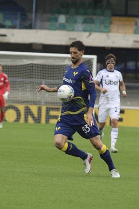 CALCIO - Serie A - Hellas Verona FC vs Como 1907 Photo by IPA ABACAPRESS.COM84540265 - Roberto Gagliardini of Hellas Verona FC play the ball during Hellas Verona FC vs Como 1907, 36° Serie A Enilive 2025-26 game at Marcantonio Bentegodi stadium in Verona (VR), Italy, on May 10, 2026. Verona Italy  Copyright: xIPAxSport ABACAx