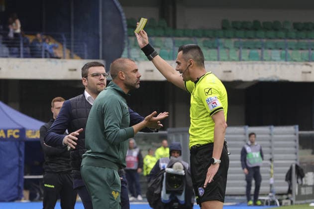 CALCIO - Serie A - Hellas Verona FC vs Como 1907 Photo by IPA ABACAPRESS.COM84540268 - The Referee Marco Di Bello shows the yellow card to Paolo Sammarco Head Coach of Hellas Verona FC during Hellas Verona FC vs Como 1907, 36° Serie A Enilive 2025-26 game at Marcantonio Bentegodi stadium in Verona (VR), Italy, on May 10, 2026. Verona Italy  Copyright: xIPAxSport ABACAx