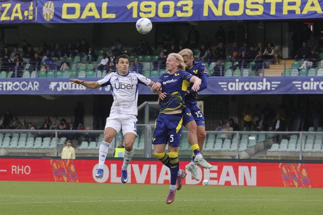 CALCIO - Serie A - Hellas Verona FC vs Como 1907 Photo by IPA ABACAPRESS.COM84540270 - Tasos Douvikas of Como 1907 competes for the ball with Andrias Edmundsson of Hellas Verona FC and Victor Nelsson of Hellas Verona FC during Hellas Verona FC vs Como 1907, 36° Serie A Enilive 2025-26 game at Marcantonio Bentegodi stadium in Verona (VR), Italy, on May 10, 2026. Verona Italy  Copyright: xIPAxSport ABACAx