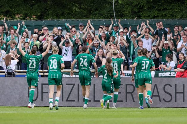 SV Werder Bremen players with goal celebration, cheering, jubilant, optimistic, match scene, highlight, joy over the 1-0 goal, THE DFB REGULATIONS PROHIBIT ANY USE OF PHOTOGRAPHS AS IMAGE SEQUENCES AND OR QUASI VIDEO , 10 05 2026, Bremen Germany , Football, Google Pixel Womens Bundesliga, SV Werder Bremen FC Carl Zeiss Jena xobx