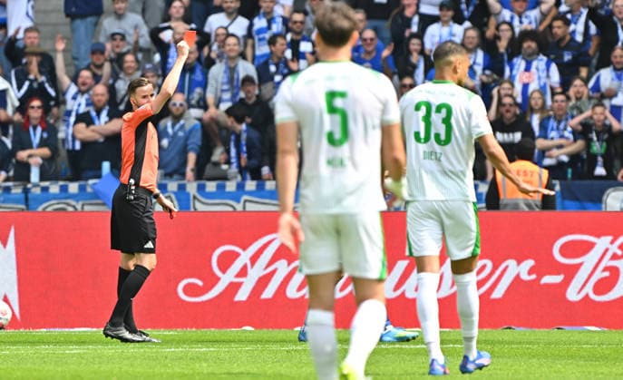 10 05 2026 Soccer Season 2025 2026 2 Soccer Bundesliga 33 Matchday Hertha BSC Berlin SpVgg Greuther Fürth SGF Kleeblatt Sportfoto Zink MeZi xmexzix DFL regulations prohibit any use of photographs as image sequences and or quasi video only for editorial use Michael Bacher Referee time Josip Brekalo 7, Hertha BSC Berlin, concealed red card red sending off