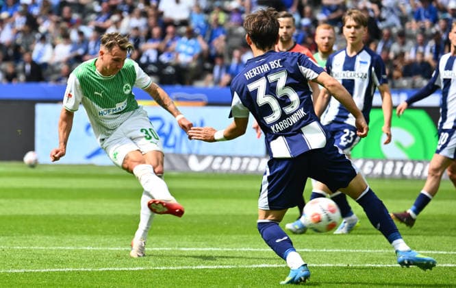 10 05 2026 Soccer Season 2025 2026 2 Soccer Bundesliga 33 Matchday Hertha BSC Berlin SpVgg Greuther Fürth SGF Kleeblatt Sportfoto Zink xwoxzix DFL regulations prohibit any use of photographs as image sequences and or quasi video only for editorial use Felix Klaus 30, SpVgg Greuther Fürth Michal Karbownik 33, Hertha BSC Berlin Chance Torchance