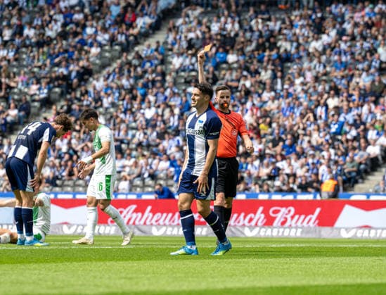 Soccer, Men, Season 2025 2026, 2 Bundesliga 33 Matchday , Hertha BSC SpVgg Greuther Fürth, Referee Michael Bacher shows Josip Brekalo Hertha BSC the red card, 10 05 2026, Copyright: xMatthiasxKochx