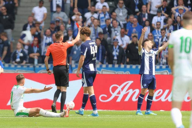 10 05 2025, xtgx, Soccer 2 Bundesliga, Hertha BSC Berlin SpVgg Greuther Fürth emspor, v l Josip Brekalo Hertha, 7 Red Card, sending off, sent off DFL DFB REGULATIONS PROHIBIT ANY USE OF PHOTOGRAPHS as IMAGE SEQUENCES and or QUASI VIDEO Berlin