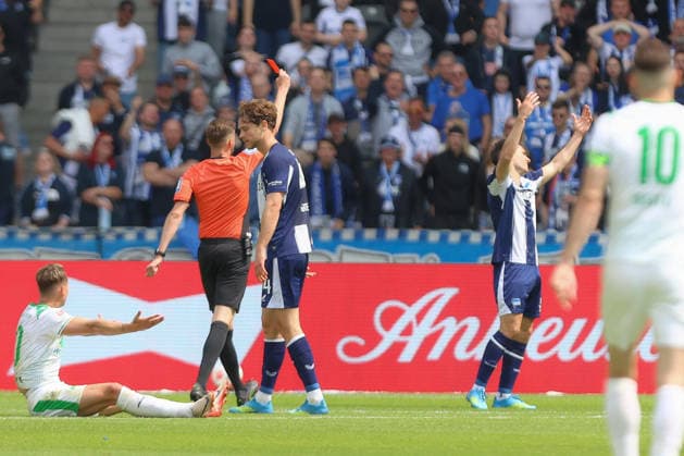 10 05 2025, xtgx, Soccer 2 Bundesliga, Hertha BSC Berlin SpVgg Greuther Fürth emspor, v l Josip Brekalo Hertha, 7 Red Card, sending off, sent off DFL DFB REGULATIONS PROHIBIT ANY USE OF PHOTOGRAPHS as IMAGE SEQUENCES and or QUASI VIDEO Berlin