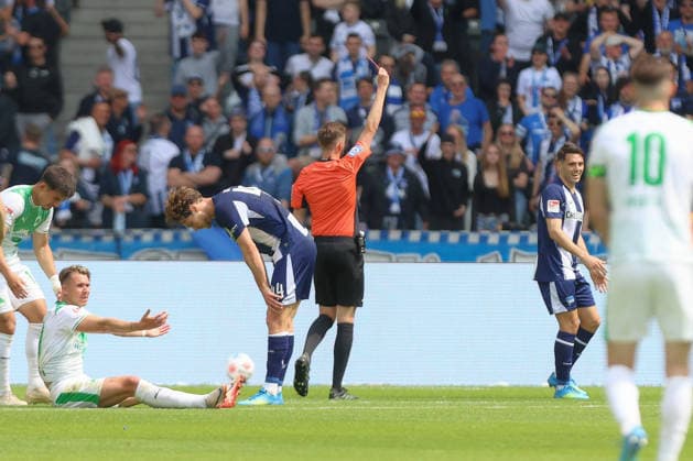 10 05 2025, xtgx, Soccer 2 Bundesliga, Hertha BSC Berlin SpVgg Greuther Fürth emspor, v l Josip Brekalo Hertha, 7 Red Card, sending off, sent off DFL DFB REGULATIONS PROHIBIT ANY USE OF PHOTOGRAPHS as IMAGE SEQUENCES and or QUASI VIDEO Berlin