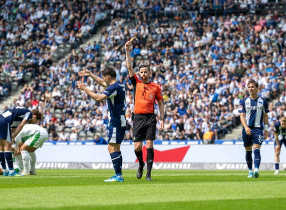 Soccer, Men, Season 2025 2026, 2 Bundesliga 33 Matchday , Hertha BSC SpVgg Greuther Fürth, Referee Michael Bacher shows Josip Brekalo Hertha BSC the red card, 10 05 2026, Copyright: xMatthiasxKochx