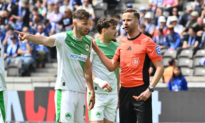 10 05 2026 Soccer Season 2025 2026 2 Soccer Bundesliga 33 Matchday Hertha BSC Berlin SpVgg Greuther Fürth SGF Kleeblatt Sportfoto Zink xwoxzix DFL regulations prohibit any use of photographs as image sequences and or quasi video only for editorial use Branimir Hrgota 10, SpVgg Greuther Fürth Michael Bacher Referee