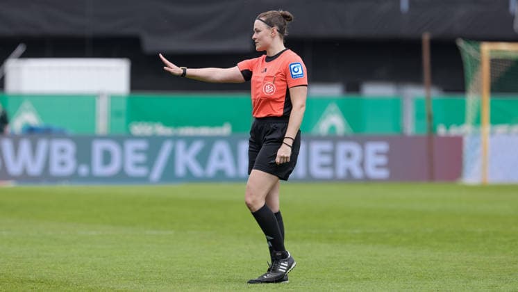 Referee Sina Gieringer in her first match in the Googe Pixel Frauen Bundesliga, first Bundesliga match, Bundesliga, THE DFB REGULATIONS PROHIBIT ANY USE OF PHOTOGRAPHS AS IMAGE SEQUENCES AND OR QUASI VIDEO , 10 05 2026, Bremen Germany , Football, Google Pixel Womens Bundesliga, SV Werder Bremen FC Carl Zeiss Jena xobx