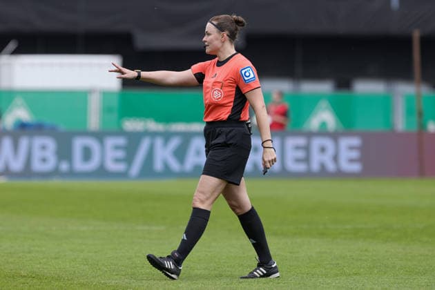 Referee Sina Gieringer in her first match in the Googe Pixel Frauen Bundesliga, first Bundesliga match, Bundesliga, THE DFB REGULATIONS PROHIBIT ANY USE OF PHOTOGRAPHS AS IMAGE SEQUENCES AND OR QUASI VIDEO , 10 05 2026, Bremen Germany , Football, Google Pixel Womens Bundesliga, SV Werder Bremen FC Carl Zeiss Jena xobx