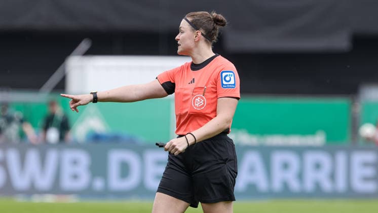Referee Sina Gieringer in her first match in the Googe Pixel Frauen Bundesliga, first Bundesliga match, Bundesliga, THE DFB REGULATIONS PROHIBIT ANY USE OF PHOTOGRAPHS AS IMAGE SEQUENCES AND OR QUASI VIDEO , 10 05 2026, Bremen Germany , Football, Google Pixel Womens Bundesliga, SV Werder Bremen FC Carl Zeiss Jena xobx