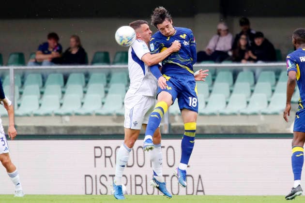 Verona™s Kieron Bowie Como™s Marc-Oliver Kempf during the Serie A soccer match between Hellas Verona and Como at the Bentegodi Stadium in Verona, north west Italy - Sunday , May 10 , 2026. - Soccer .  Copyright: xPaolaxGarbuio Lapressex