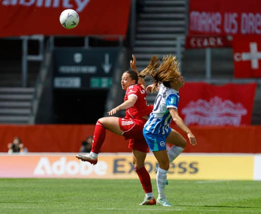 Liverpool Women v Brighton & Hove Albion Women, St Helens, UK - 10 May 2026 Cornelia Kapocs of Liverpool FC battles for the ball with Marisa Olislagers of Brighton and Hove Albion during the Women™s FA Cup Semi Final match between Liverpool Women and Brighton & Hove Albion Women at The Brewdog Stadium on 10 May 2026 in St Helens, England (Photo by Steve Taylor PPAUK) St Helens The Brewdog Stadium Merseyside England Copyright: xStevexTaylor PPAUKx PPA-273601