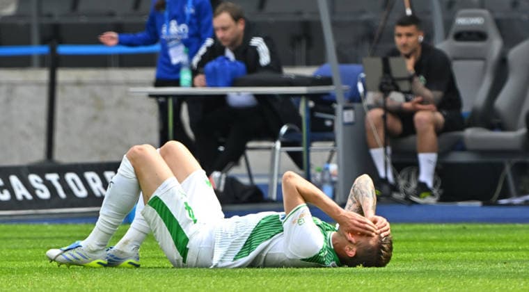 10 05 2026 Soccer Season 2025 2026 2 Soccer Bundesliga 33 Matchday Hertha BSC Berlin SpVgg Greuther Fürth SGF Kleeblatt Sportfoto Zink MeZi xmexzix DFL regulations prohibit any use of photographs as image sequences and or quasi video only for editorial use Philipp Ziereis 4, SpVgg Greuther Fürth battered on the ground disappointed disappointment