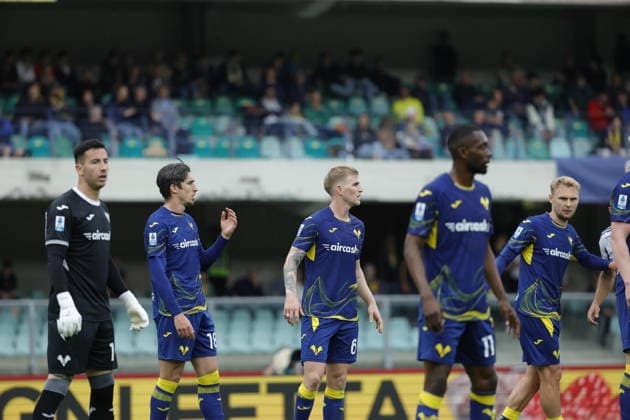 May 10, 2026, Verona, ITALY: Hellas Verona s players show their dejection during the Italian Serie A soccer match Hellas Verona FC vs Como 1907 at Marcantonio Bentegodi Stadium in Verona, ItalY, 10 May 2026. ANSA EMANUELE PENNACCHIO. Soccer: Serie A; Hellas Verona FC Vs Como 1907  - ZUMAa110 20260510_zaf_a110_011 Copyright: xEmanuelexPennacchiox
