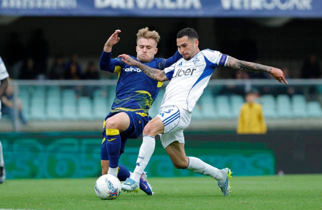 May 10, 2026, Verona, ITALY: Como™s Alex Valle (R) in action during the Italian Serie A soccer match Hellas Verona FC vs Como 1907 at Marcantonio Bentegodi Stadium in Verona, Italy, 10 May 2026. .ANSA EMANUELE PENNACCHIO. Soccer: Serie A; Hellas Verona FC Vs Como 1907  - ZUMAa110 20260510_zaf_a110_012 Copyright: xEmanuelexPennacchiox