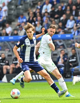 10 05 2026 Soccer Season 2025 2026 2 Soccer Bundesliga 33 Matchday Hertha BSC Berlin SpVgg Greuther Fürth SGF Kleeblatt Sportfoto Zink MeZi xmexzix DFL regulations prohibit any use of photographs as image sequences and or quasi video only for editorial use Kennet Eichhorn 23, Hertha BSC Berlin Branimir Hrgota 10, SpVgg Greuther Fürth, rechts