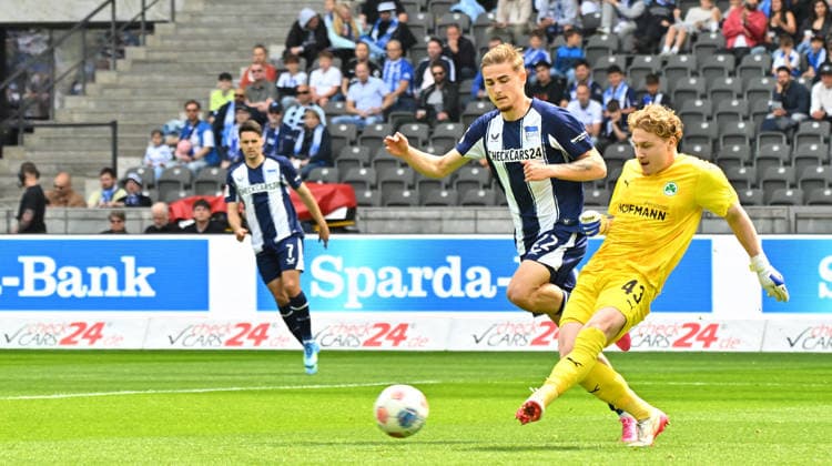 10 05 2026 Soccer Season 2025 2026 2 Soccer Bundesliga 33 Matchday Hertha BSC Berlin SpVgg Greuther Fürth SGF Kleeblatt Sportfoto Zink MeZi xmexzix DFL regulations prohibit any use of photographs as image sequences and or quasi video only for editorial use Marten Winkler 22, Hertha BSC Berlin Silas Prüfrock 43, SpVgg Greuther Fürth, rechts