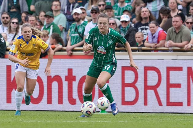 Mara Alber SV Werder Bremen, 37 on the ball, single image, full body, action, action, match scene, THE DFB GUIDELINES PROHIBIT ANY USE OF PHOTOGRAPHS AS IMAGE SEQUENCES AND OR QUASI VIDEO DFB REGULATIONS PROHIBIT ANY USE OF PHOTOGRAPHS AS IMAGE SEQUENCES AND OR QUASI VIDEO , 10 05 2026, Bremen Germany , Soccer, Google Pixel Womens Bundesliga, SV Werder Bremen FC Carl Zeiss Jena xobx