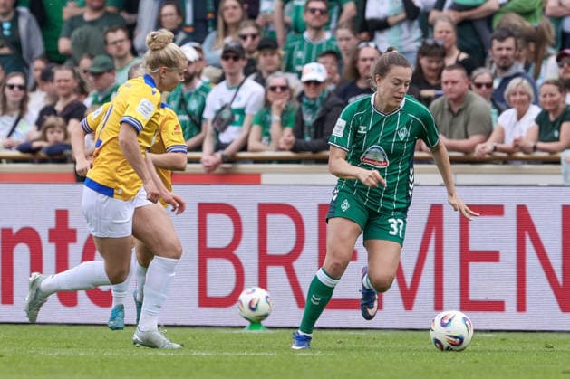 from left Fiona Gaißer FC Carl Zeiss Jena, 22 and Mara Alber SV Werder Bremen, 37 in a duel, dynamic, action, action, game scene, THE DFB GUIDELINES PROHIBIT ANY USE OF PHOTOGRAPHS AS IMAGE SEQUENCES AND OR QUASI VIDEO DFB REGULATIONS PROHIBIT ANY USE OF PHOTOGRAPHS AS IMAGE SEQUENCES AND OR QUASI VIDEO , 10 05 2026, Bremen Germany , Football, Google Pixel Women Bundesliga, SV Werder Bremen FC Carl Zeiss Jena xobx