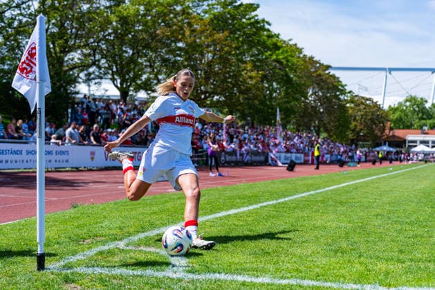 2 Womens Bundesliga VfB Stuttgart vs Vfl Wolfsburg II 10 05 2026 Stuttgart, GERMANY 10 May 2026 Dafina Redzepi VfB Stuttgart, 7 at the corner kick during the match between VfB Stuttgart and Vfl Wolfsburg II on matchday 25 of the 2 Womens Bundesliga at the PSV Stuttgart sports ground Copyright: xBEAUTIFULxSPORTS Steinx