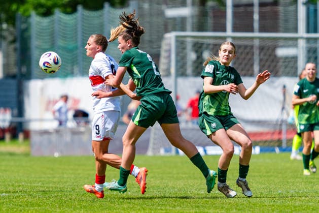2 Womens Bundesliga VfB Stuttgart vs Vfl Wolfsburg II 10 05 2026 Stuttgart, GERMANY 10 May 2026 Duel between Julia Glaser VfB Stuttgart, 9 and Karla Brinkmann VfL Wolfsburg II, 2 during the match between VfB Stuttgart and Vfl Wolfsburg II on matchday 25 of the 2 Womens Bundesliga at the PSV Stuttgart sports ground Copyright: xBEAUTIFULxSPORTS Steinx