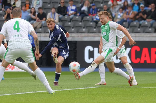 10 05 2025, xtgx, Soccer 2 Bundesliga, Hertha BSC Berlin SpVgg Greuther Fürth emspor, v l Michael Cuisance Hertha, 10 offside shoots goal, shoots, goal scorer, scores goal, scores the goal DFL DFB REGULATIONS PROHIBIT ANY USE OF PHOTOGRAPHS as IMAGE SEQUENCES and or QUASI VIDEO Berlin