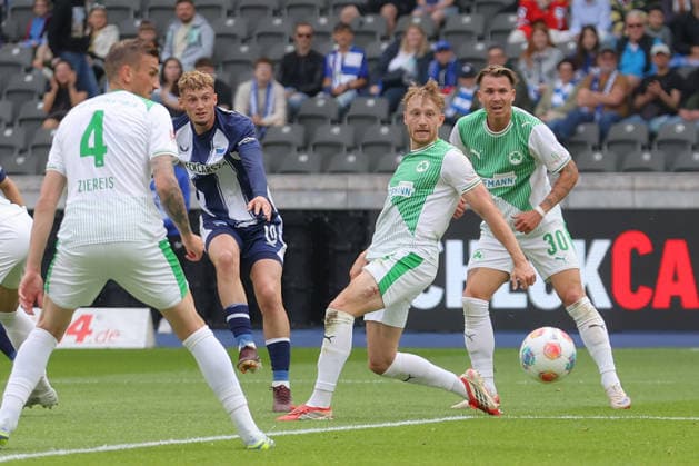 10 05 2025, xtgx, Soccer 2 Bundesliga, Hertha BSC Berlin SpVgg Greuther Fürth emspor, v l Michael Cuisance Hertha, 10 offside shoots goal, shoots, goal scorer, scores goal, scores the goal DFL DFB REGULATIONS PROHIBIT ANY USE OF PHOTOGRAPHS as IMAGE SEQUENCES and or QUASI VIDEO Berlin